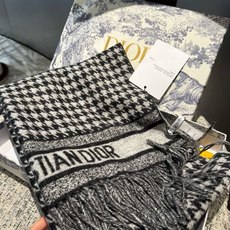 PDior26新款千鸟格围巾,这款围巾向经典的粉色和白色千鸟格纹图案致敬。采用羊绒面料精心制作,双面设计,饰以流苏饰边, PDior26新款千鸟格围巾,这款围巾向经典的粉色和白色千鸟格纹图案致敬。采用羊绒面料精心制作,双面设计,饰以流苏饰边,