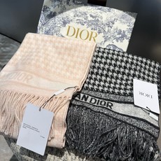 PDior26新款千鸟格围巾,这款围巾向经典的粉色和白色千鸟格纹图案致敬。采用羊绒面料精心制作,双面设计,饰以流苏饰边, PDior26新款千鸟格围巾,这款围巾向经典的粉色和白色千鸟格纹图案致敬。采用羊绒面料精心制作,双面设计,饰以流苏饰边,