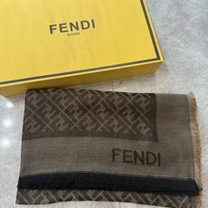 P𝐅𝐞𝐧𝐝𝐢 24新款《FF金银丝提花披肩》 双F提花大方巾,专柜新品·双面呈现出华丽的珠光质感,面料柔软薄厚适中,出游 P𝐅𝐞𝐧𝐝𝐢 24新款《FF金银丝提花披肩》 双F提花大方巾,专柜新品·双面呈现出华丽的珠光质感,面料柔软薄厚适中,出游