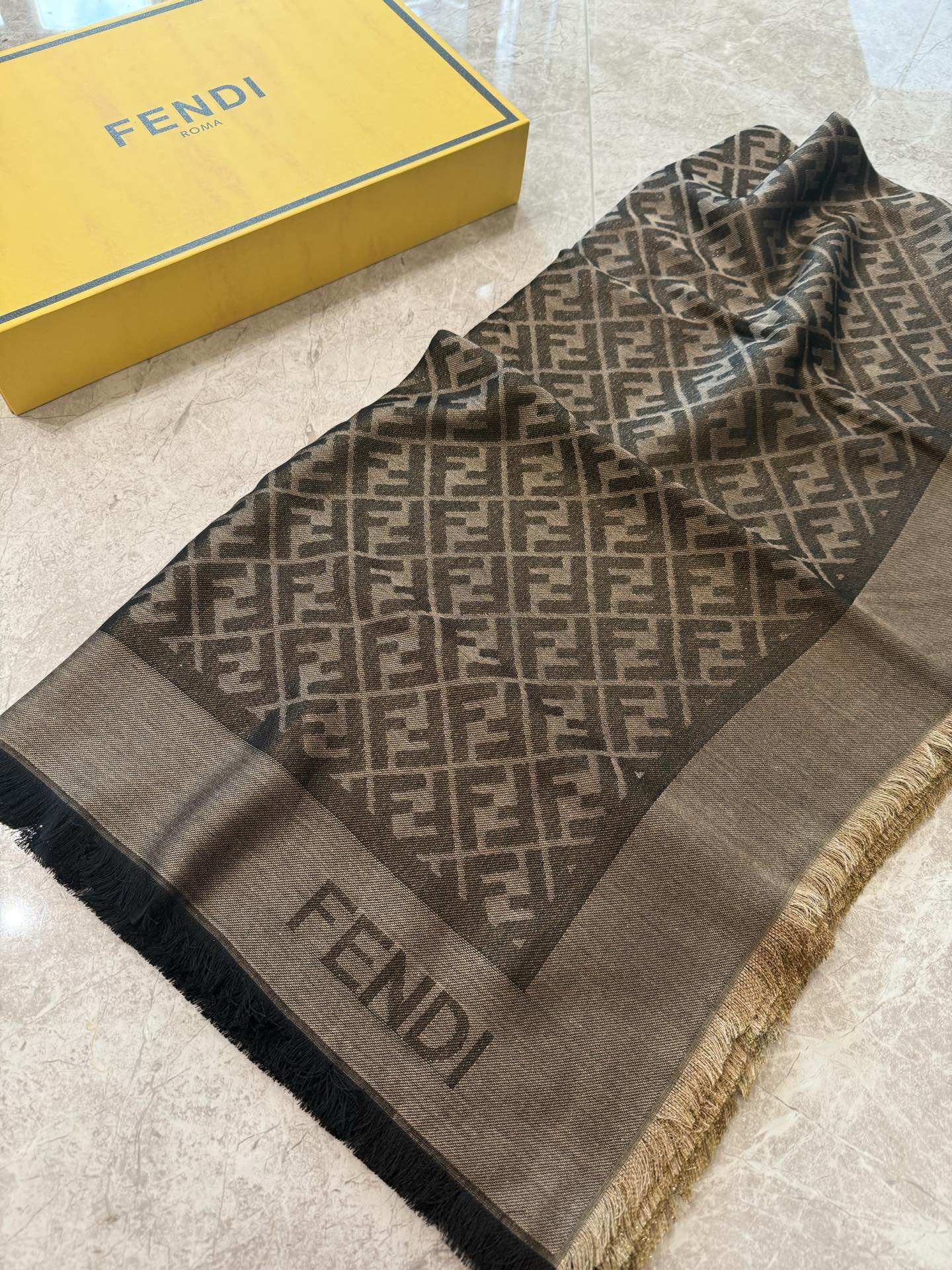 P𝐅𝐞𝐧𝐝𝐢 24新款《FF金银丝提花披肩》 双F提花大方巾，专柜新品·双面呈现出华丽的珠光质感，面料柔软薄厚适中，出游