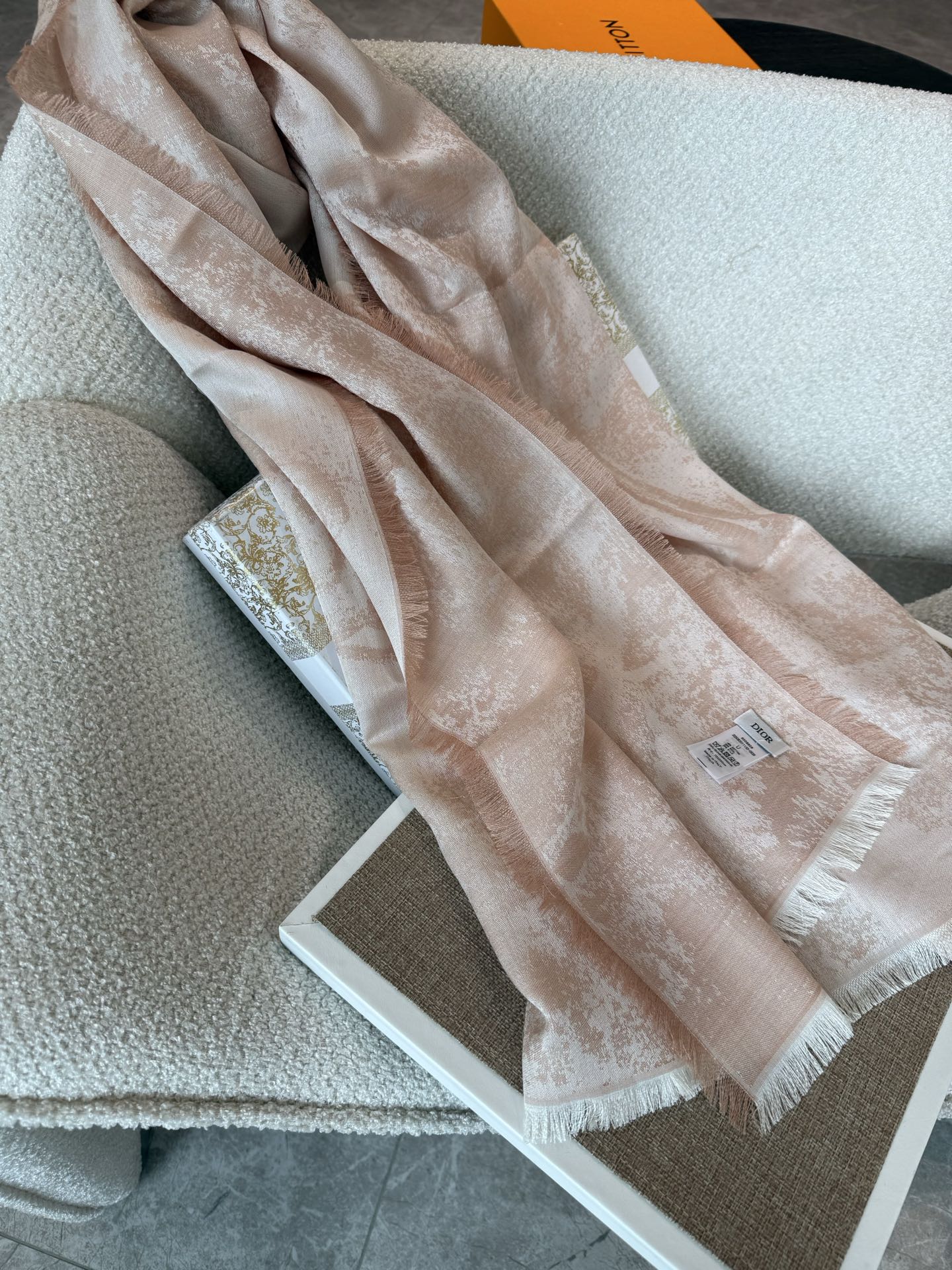 PDior新款伊如动物丛林丝羊绒围巾长款披肩！纯粹的高级和时髦感！太有品味了！！】好看死了，质感有腔调！！Dior招牌的