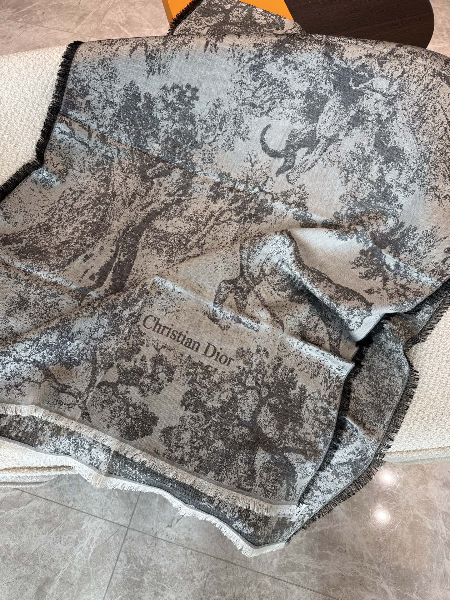 PDior新款伊如动物丛林丝羊绒围巾长款披肩!纯粹的高级和时髦感!太有品味了!!】好看死了,质感有腔调!!Dior招牌的 PDior新款伊如动物丛林丝羊绒围巾长款披肩!纯粹的高级和时髦感!太有品味了!!】好看死了,质感有腔调!!Dior招牌的