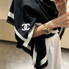 Pchanel26S 新款黑色,真丝羊绒披肩 往身上随便一搭 复古简约 精选丝羊绒奢柔面料,黑白交织,经典百搭,薄厚适 Pchanel26S 新款黑色,真丝羊绒披肩 往身上随便一搭 复古简约 精选丝羊绒奢柔面料,黑白交织,经典百搭,薄厚适