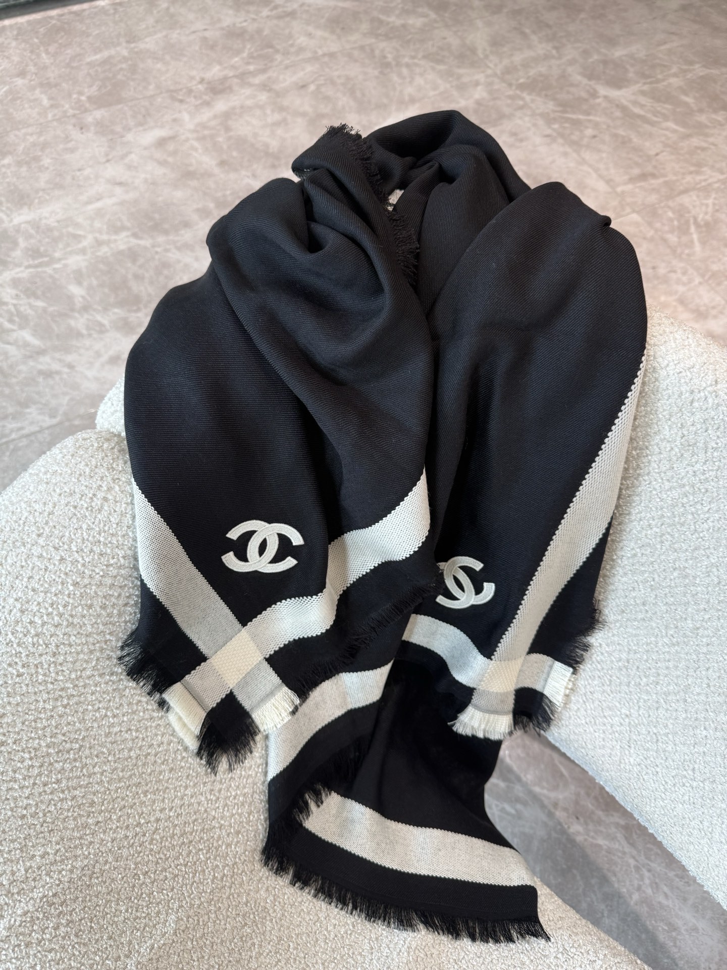Pchanel26S 新款黑色，真丝羊绒披肩 往身上随便一搭 复古简约  精选丝羊绒奢柔面料，黑白交织，经典百搭，薄厚适