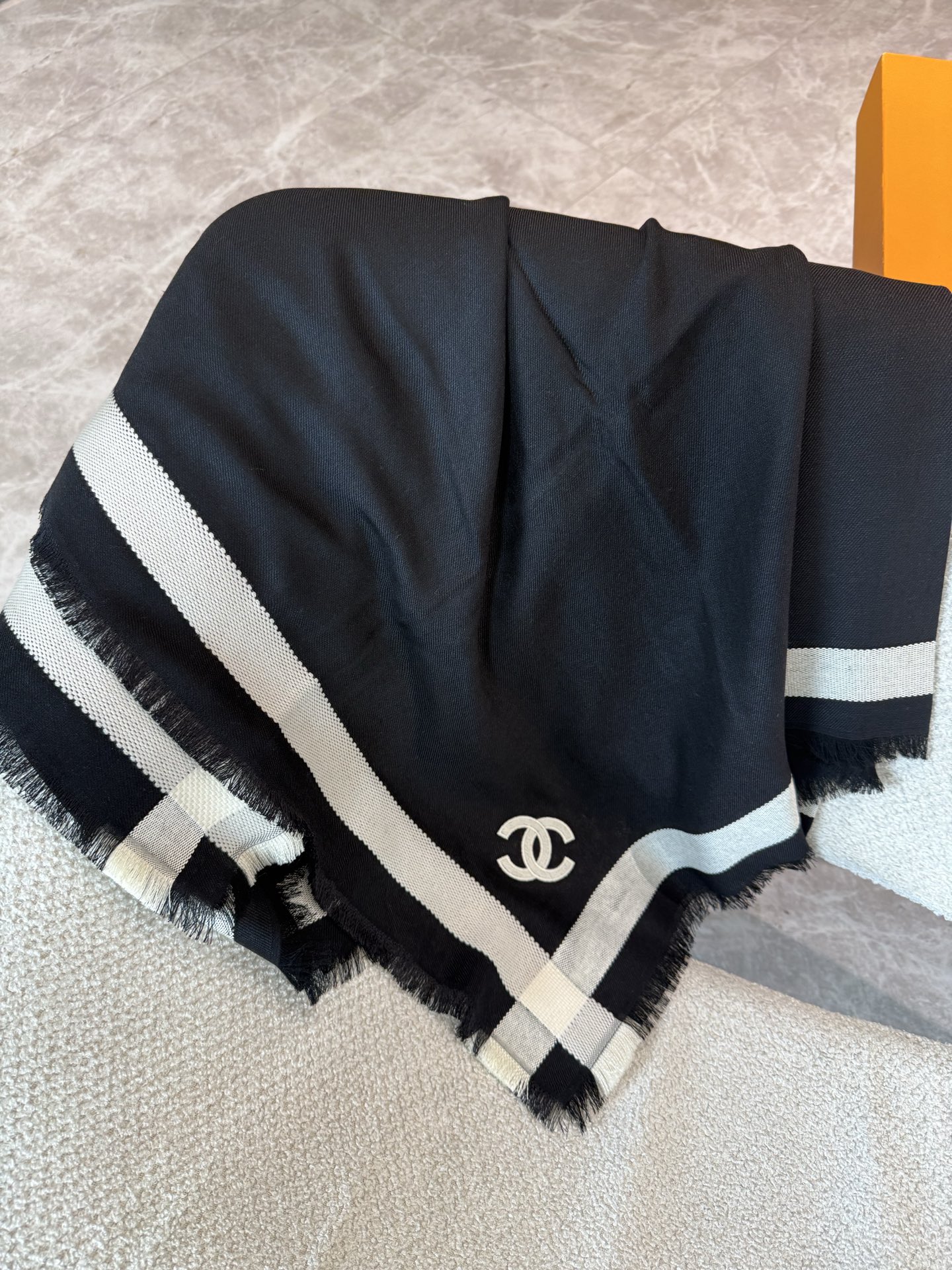Pchanel26S 新款黑色，真丝羊绒披肩 往身上随便一搭 复古简约  精选丝羊绒奢柔面料，黑白交织，经典百搭，薄厚适