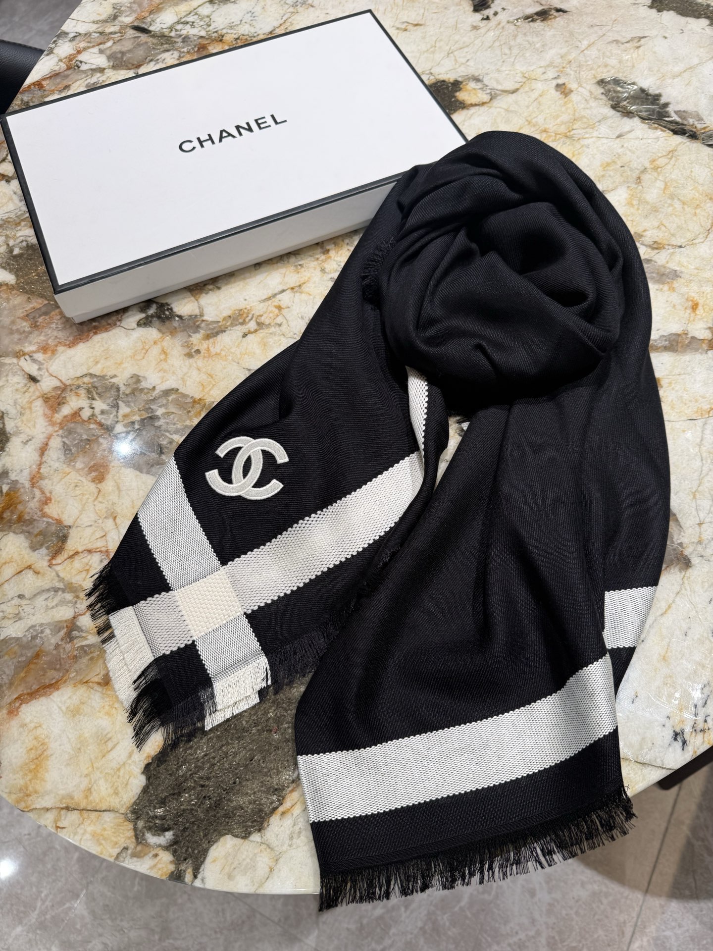 Pchanel26S 新款黑色，真丝羊绒披肩 往身上随便一搭 复古简约  精选丝羊绒奢柔面料，黑白交织，经典百搭，薄厚适