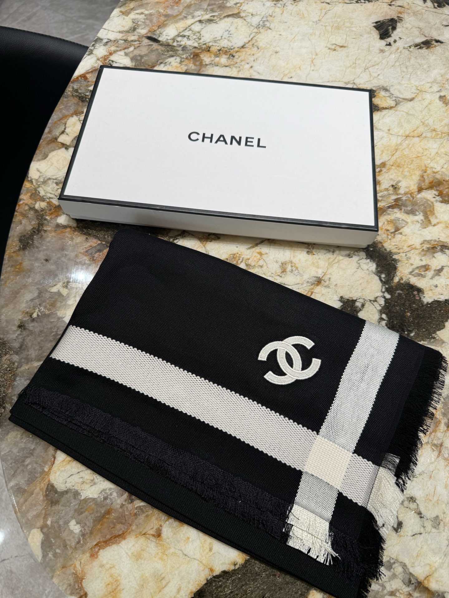 Pchanel26S 新款黑色，真丝羊绒披肩 往身上随便一搭 复古简约  精选丝羊绒奢柔面料，黑白交织，经典百搭，薄厚适