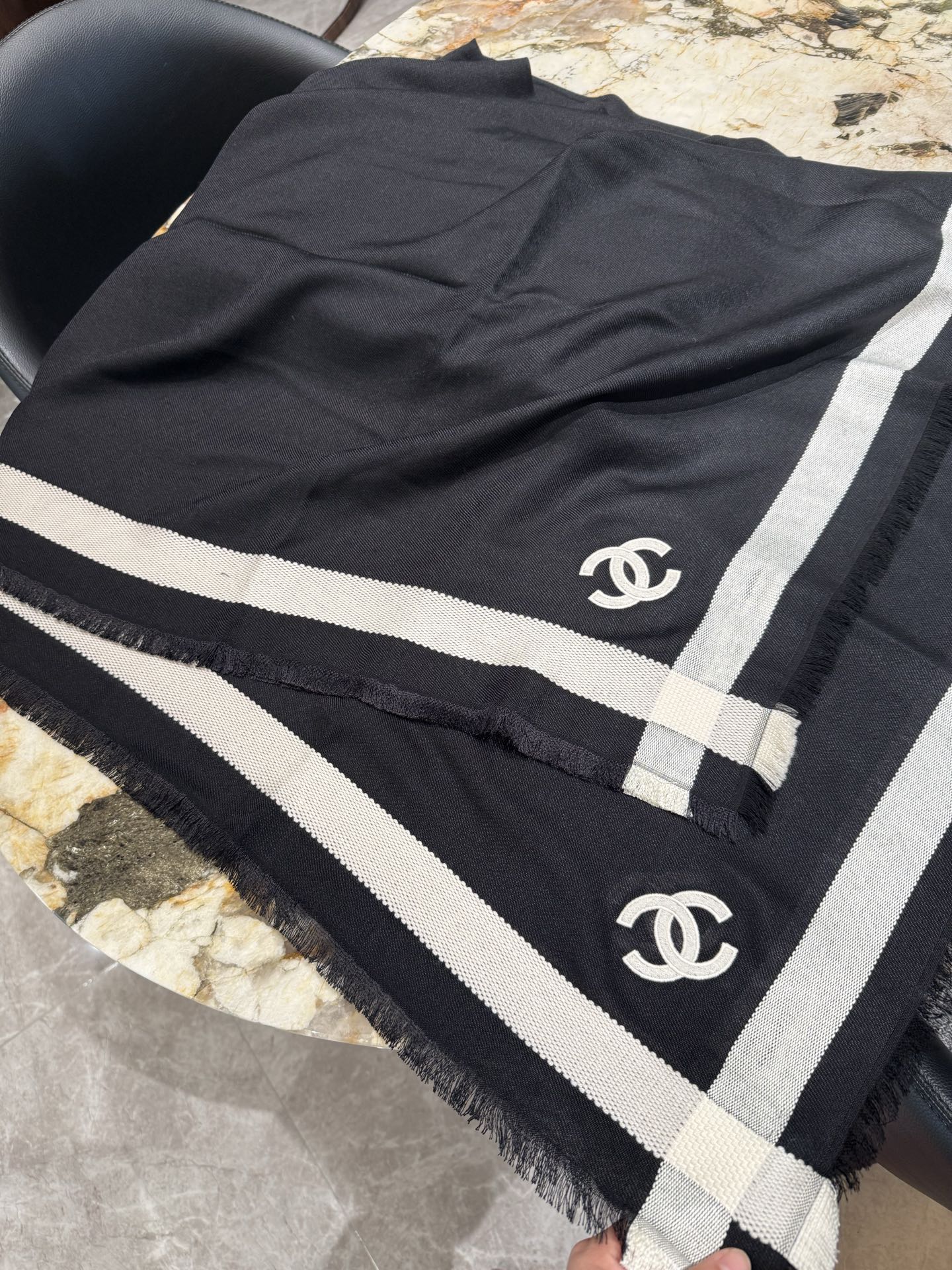 Pchanel26S 新款黑色，真丝羊绒披肩 往身上随便一搭 复古简约  精选丝羊绒奢柔面料，黑白交织，经典百搭，薄厚适