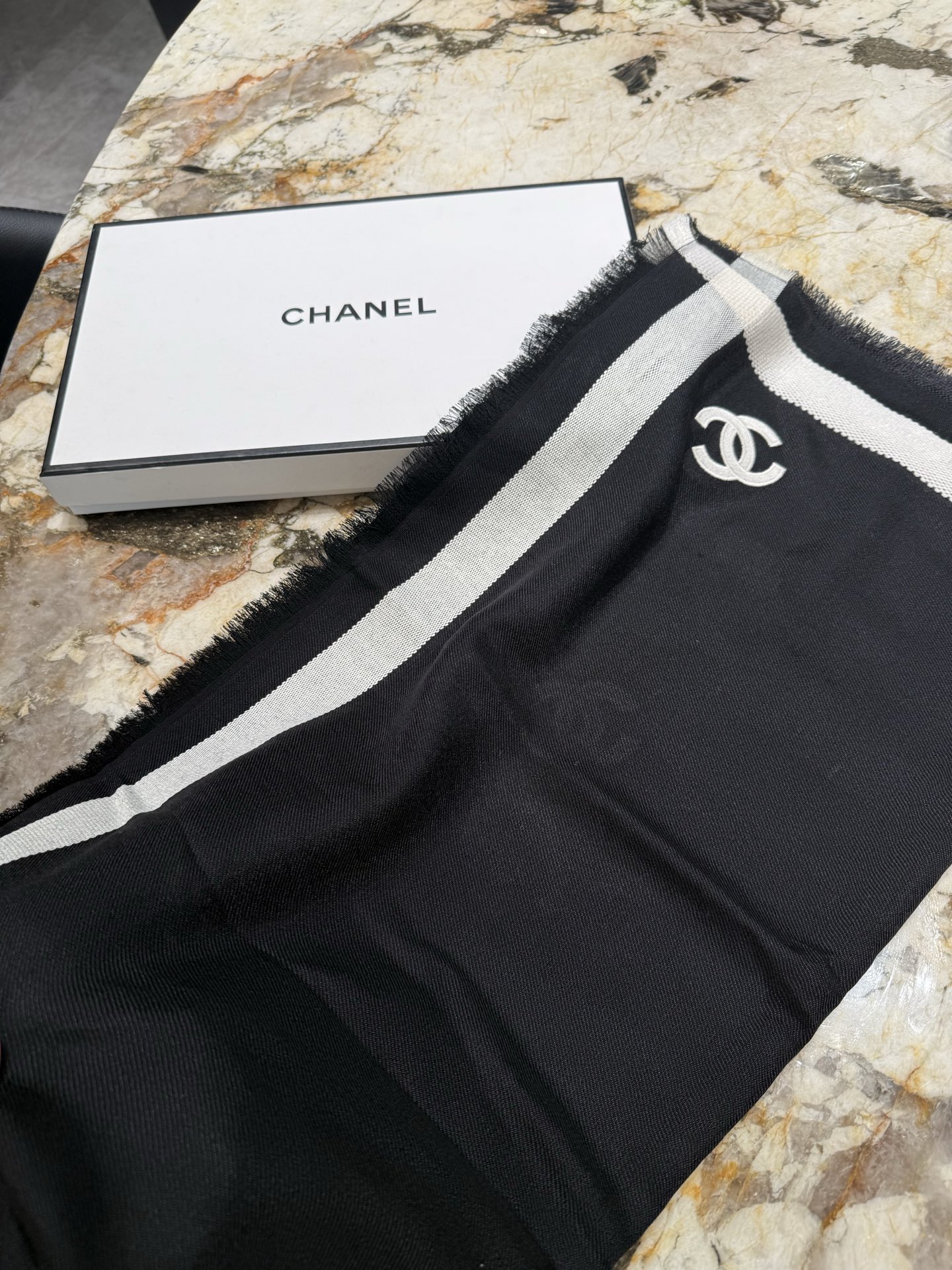 Pchanel26S 新款黑色，真丝羊绒披肩 往身上随便一搭 复古简约  精选丝羊绒奢柔面料，黑白交织，经典百搭，薄厚适