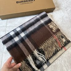PB家。【新款战马拼色格纹羊绒围巾:对比感格纹】面料:羊绒,尺寸:30*168!想要温暖冬季的必备百搭单品, 今年冬天保 PB家。【新款战马拼色格纹羊绒围巾:对比感格纹】面料:羊绒,尺寸:30*168!想要温暖冬季的必备百搭单品, 今年冬天保