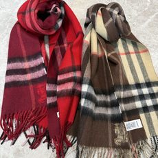 PB家。【新款战马拼色格纹羊绒围巾:对比感格纹】面料:羊绒,尺寸:30*168!想要温暖冬季的必备百搭单品, 今年冬天保 PB家。【新款战马拼色格纹羊绒围巾:对比感格纹】面料:羊绒,尺寸:30*168!想要温暖冬季的必备百搭单品, 今年冬天保