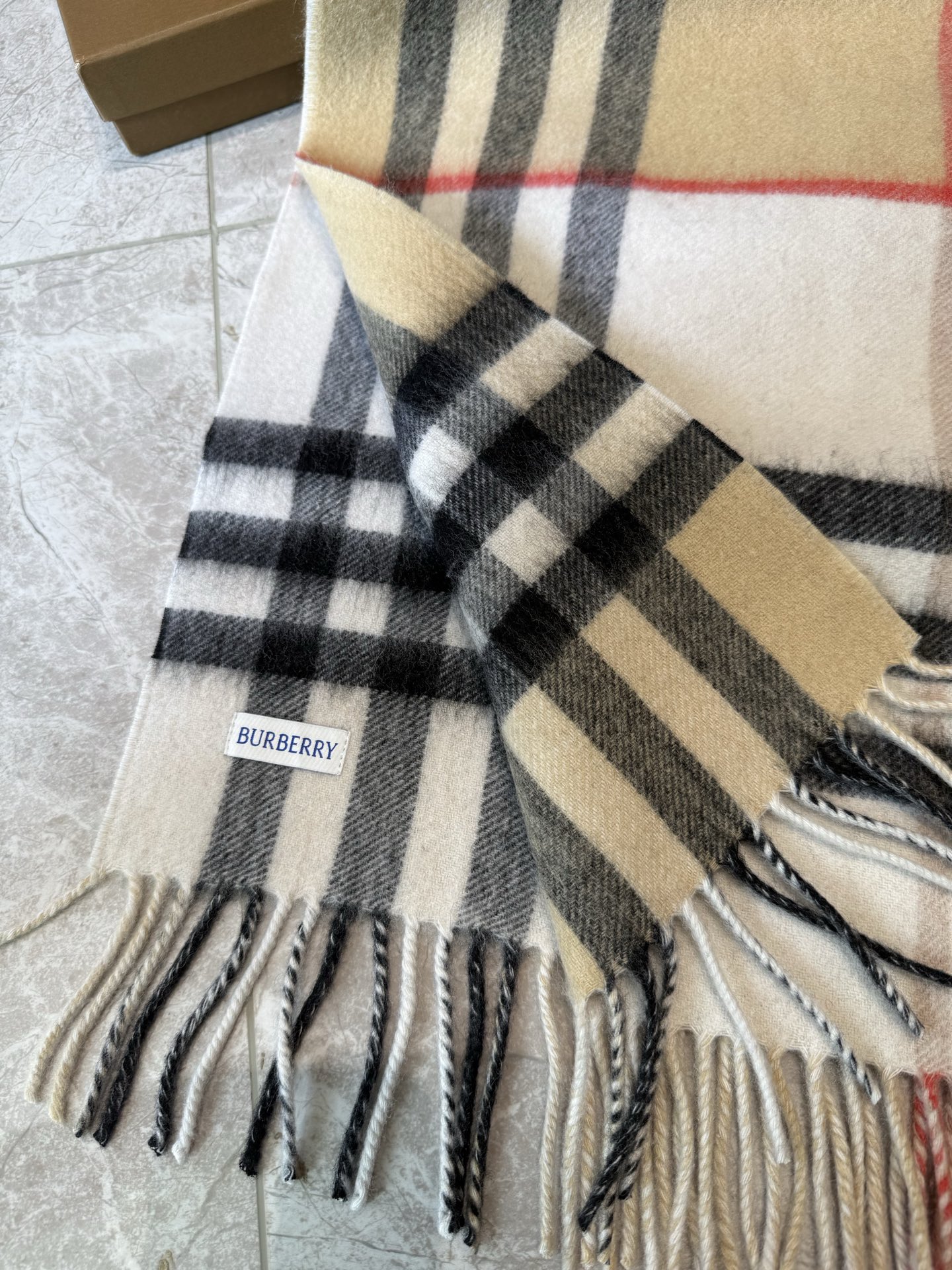 PB家。【新款战马拼色格纹羊绒围巾：对比感格纹】面料：羊绒，尺寸：30*168！想要温暖冬季的必备百搭单品， 今年冬天保