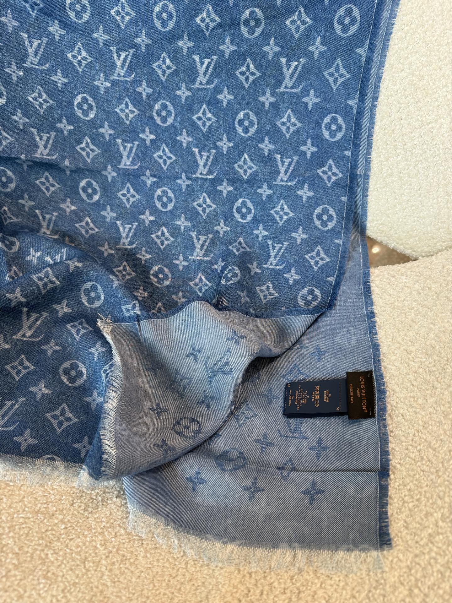 P专柜最新 只要你有关注,你就该知道26年的Lv主推🤩无论是包包还是衣服!所以今年的大字母围巾也必须是主动入手的!70 P专柜最新 只要你有关注,你就该知道26年的Lv主推🤩无论是包包还是衣服!所以今年的大字母围巾也必须是主动入手的!70