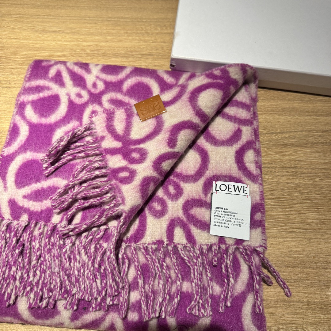 Loewe罗意威新品羊毛马海毛围巾❗️ 初秋奶茶女孩老钱风超嗲穿搭，初秋和奶茶色真的好搭大地色温柔又耐看，超高颜值，梦幻