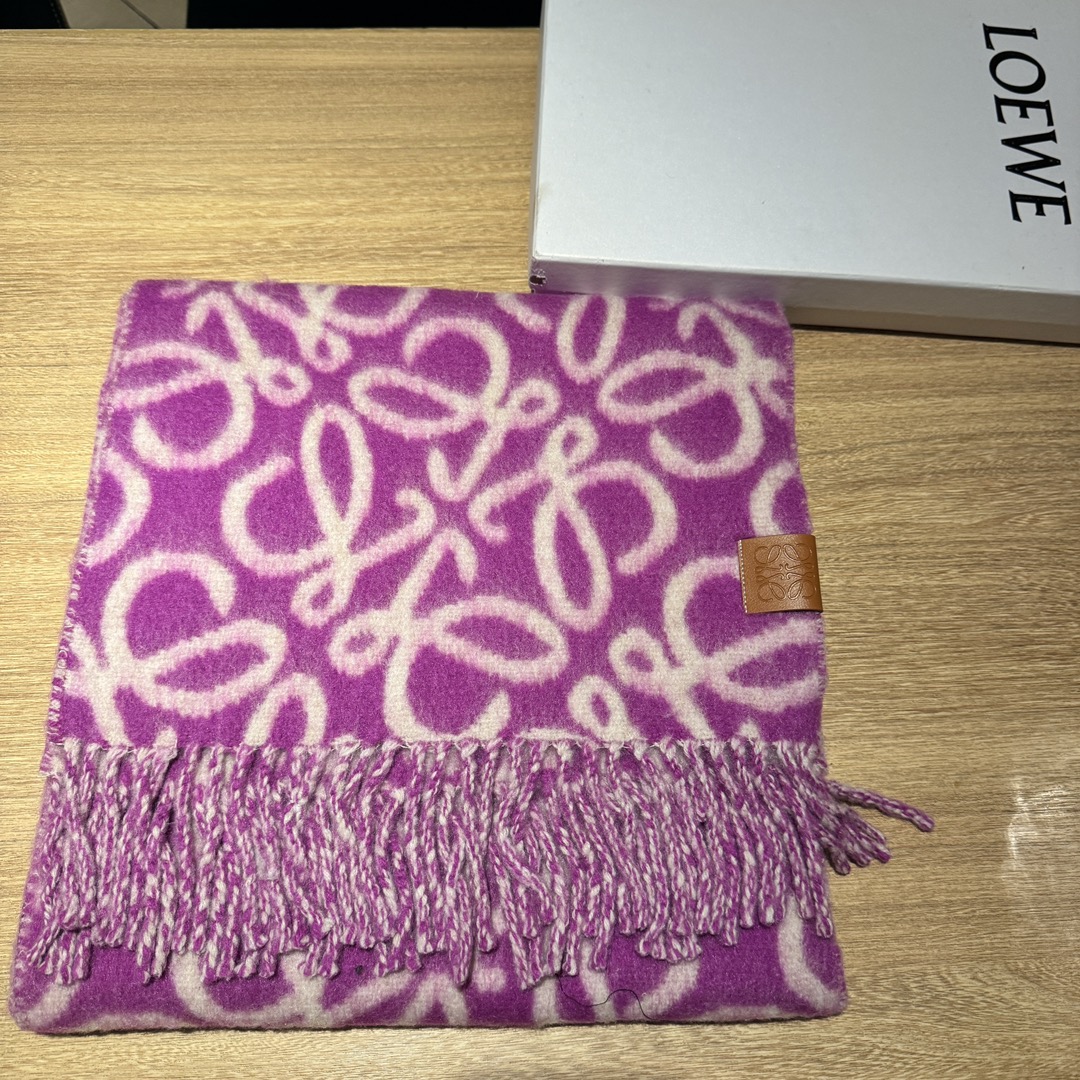 Loewe罗意威新品羊毛马海毛围巾❗️ 初秋奶茶女孩老钱风超嗲穿搭，初秋和奶茶色真的好搭大地色温柔又耐看，超高颜值，梦幻