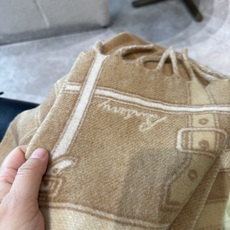 Burberry巴宝莉 围巾 100%山羊绒 双面羊绒围巾,双面两用设计,一面装饰 Burberry 条纹、专属标识和品 Burberry巴宝莉 围巾 100%山羊绒 双面羊绒围巾,双面两用设计,一面装饰 Burberry 条纹、专属标识和品