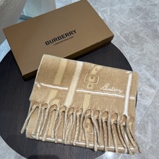 Burberry巴宝莉 围巾 100%山羊绒 双面羊绒围巾,双面两用设计,一面装饰 Burberry 条纹、专属标识和品 Burberry巴宝莉 围巾 100%山羊绒 双面羊绒围巾,双面两用设计,一面装饰 Burberry 条纹、专属标识和品