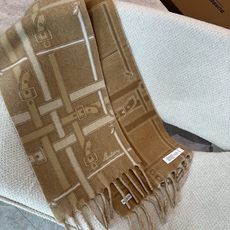 Burberry巴宝莉 围巾 100%山羊绒 双面羊绒围巾,双面两用设计,一面装饰 Burberry 条纹、专属标识和品 Burberry巴宝莉 围巾 100%山羊绒 双面羊绒围巾,双面两用设计,一面装饰 Burberry 条纹、专属标识和品