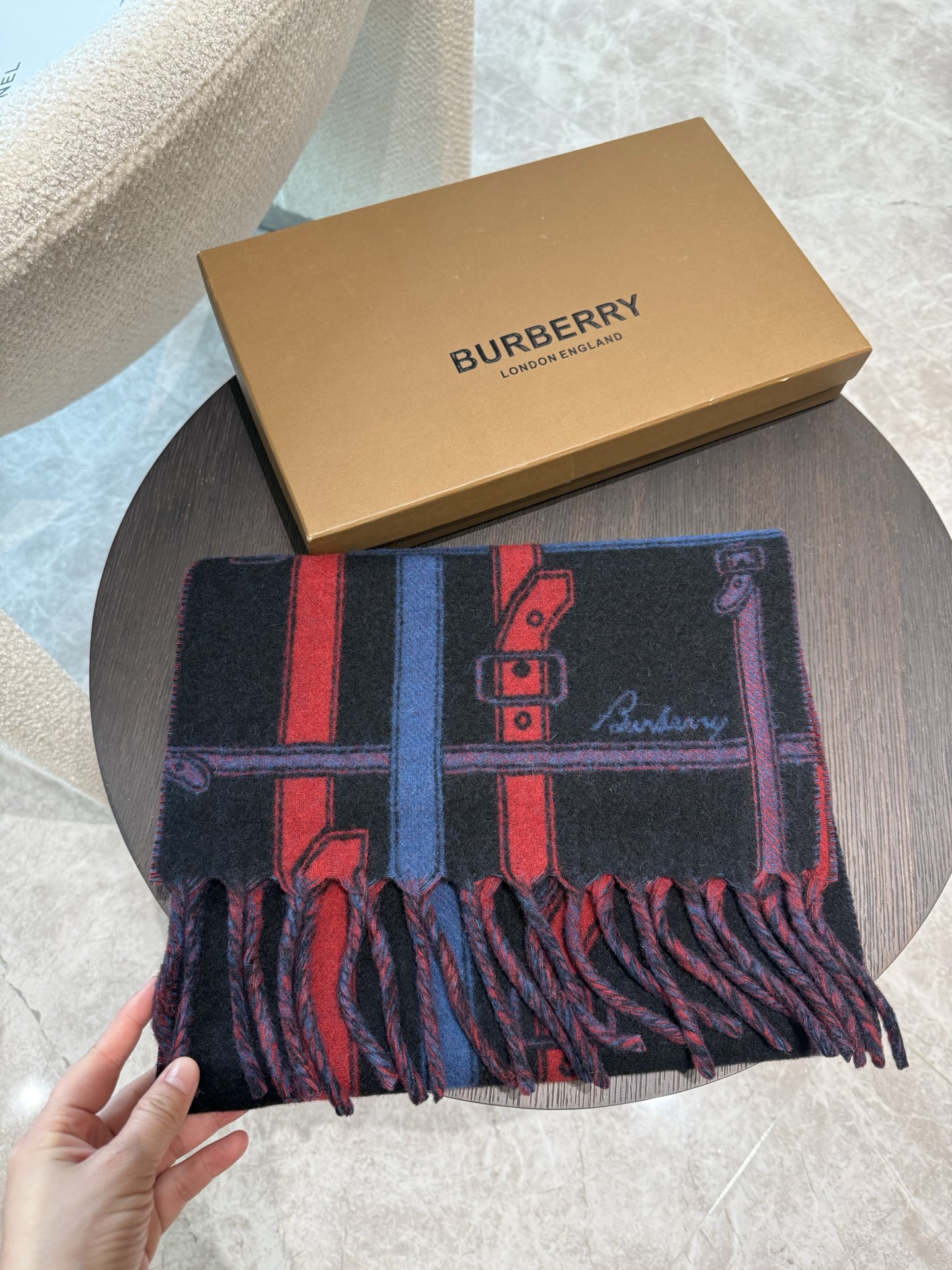 Burberry巴宝莉 围巾 100%山羊绒 双面羊绒围巾,双面两用设计,一面装饰 Burberry 条纹、专属标识和品 Burberry巴宝莉 围巾 100%山羊绒 双面羊绒围巾,双面两用设计,一面装饰 Burberry 条纹、专属标识和品