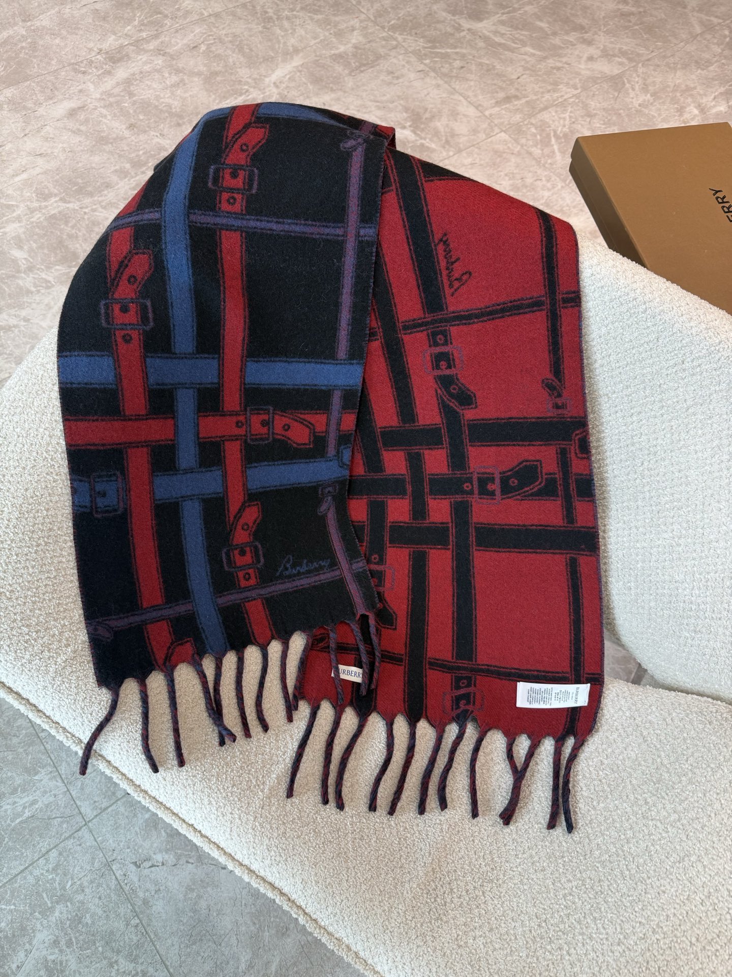 Burberry巴宝莉 围巾 100%山羊绒 双面羊绒围巾,双面两用设计,一面装饰 Burberry 条纹、专属标识和品 Burberry巴宝莉 围巾 100%山羊绒 双面羊绒围巾,双面两用设计,一面装饰 Burberry 条纹、专属标识和品