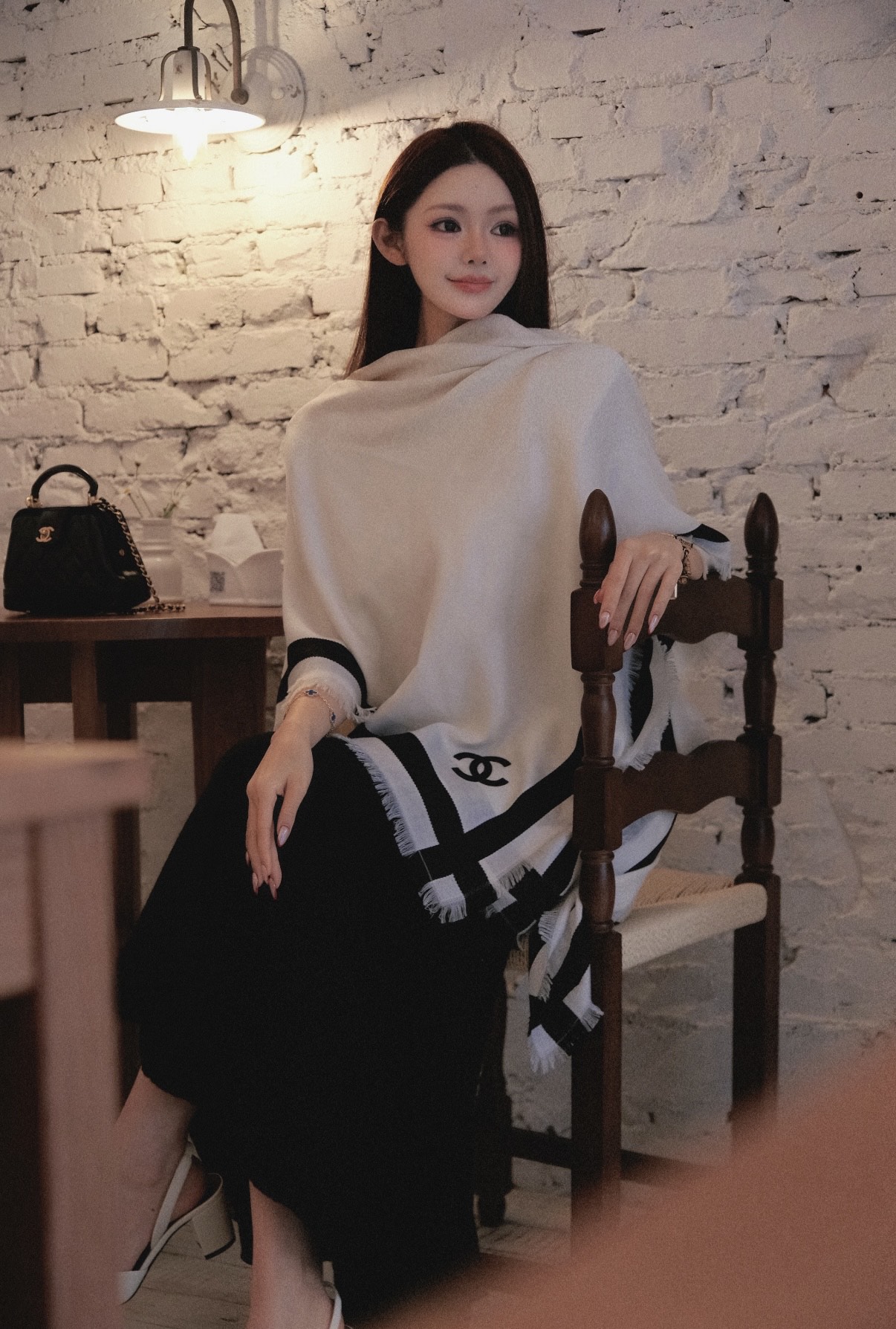 chanel26S 新款黑色，真丝羊绒披肩 往身上随便一搭 复古简约  精选丝羊绒奢柔面料，黑白交织，经典百搭，薄厚适中