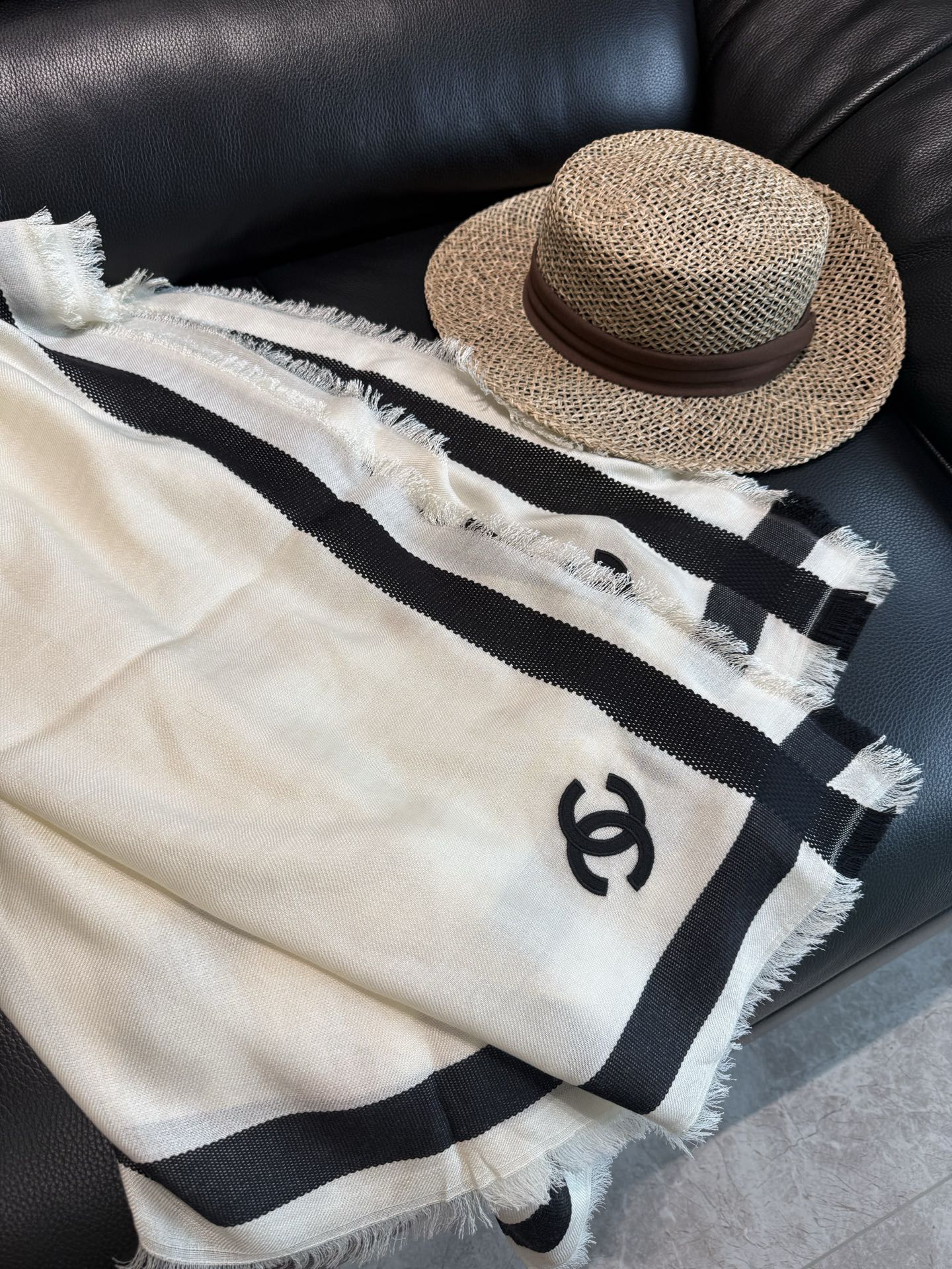 chanel26S 新款黑色，真丝羊绒披肩 往身上随便一搭 复古简约  精选丝羊绒奢柔面料，黑白交织，经典百搭，薄厚适中