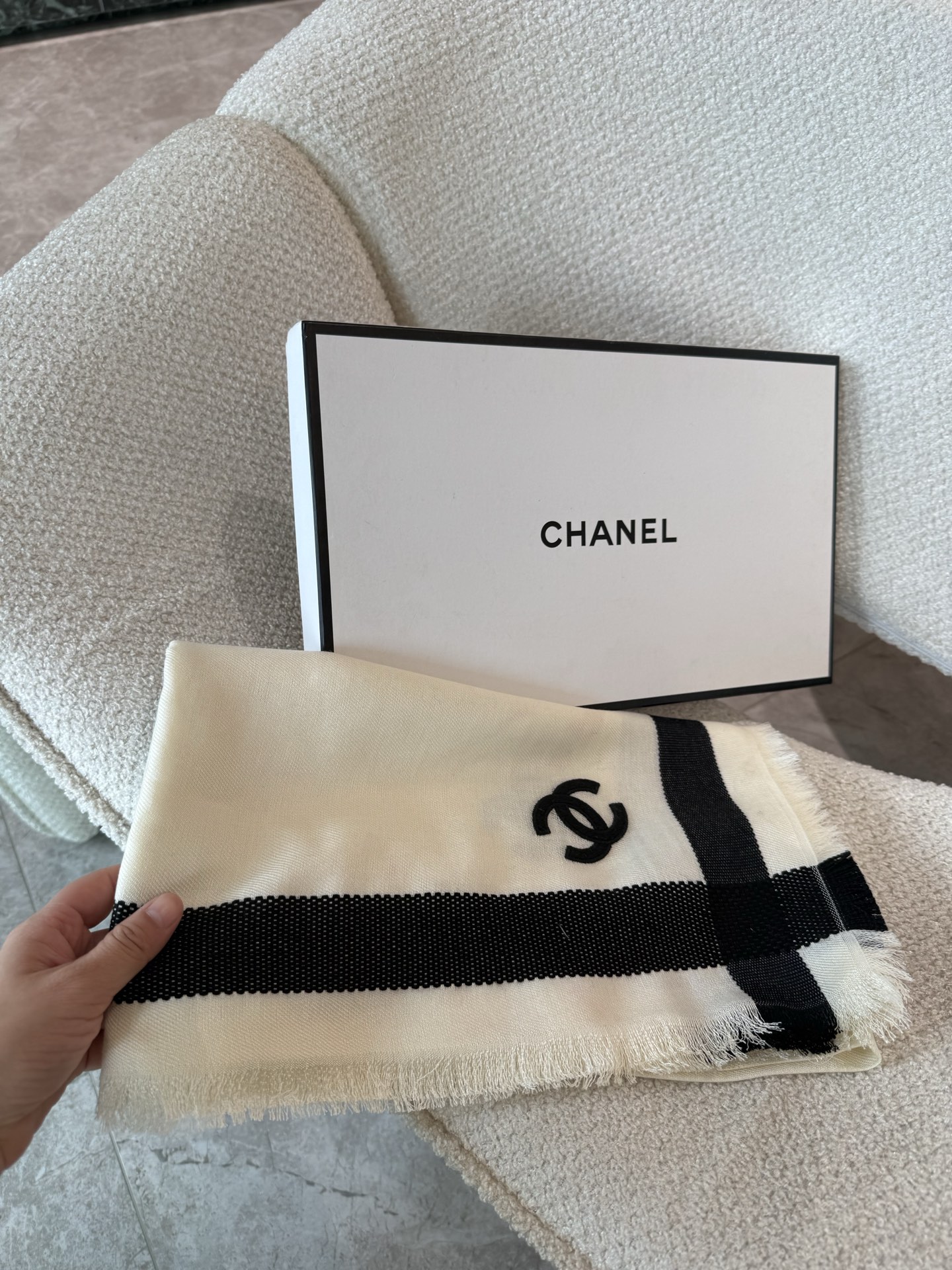 chanel26S 新款黑色，真丝羊绒披肩 往身上随便一搭 复古简约  精选丝羊绒奢柔面料，黑白交织，经典百搭，薄厚适中