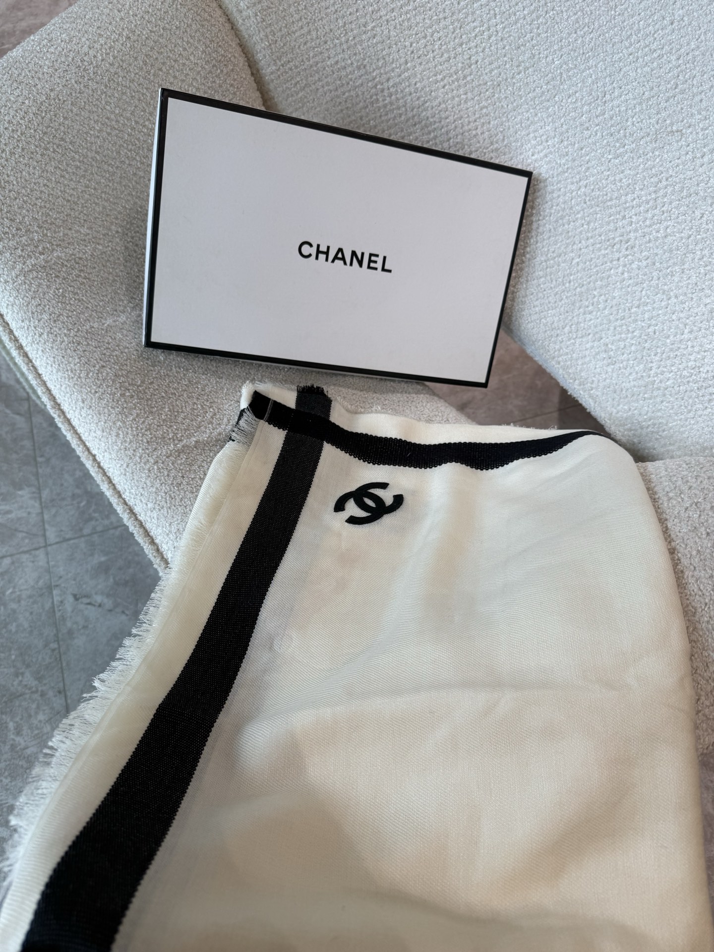 chanel26S 新款黑色，真丝羊绒披肩 往身上随便一搭 复古简约  精选丝羊绒奢柔面料，黑白交织，经典百搭，薄厚适中