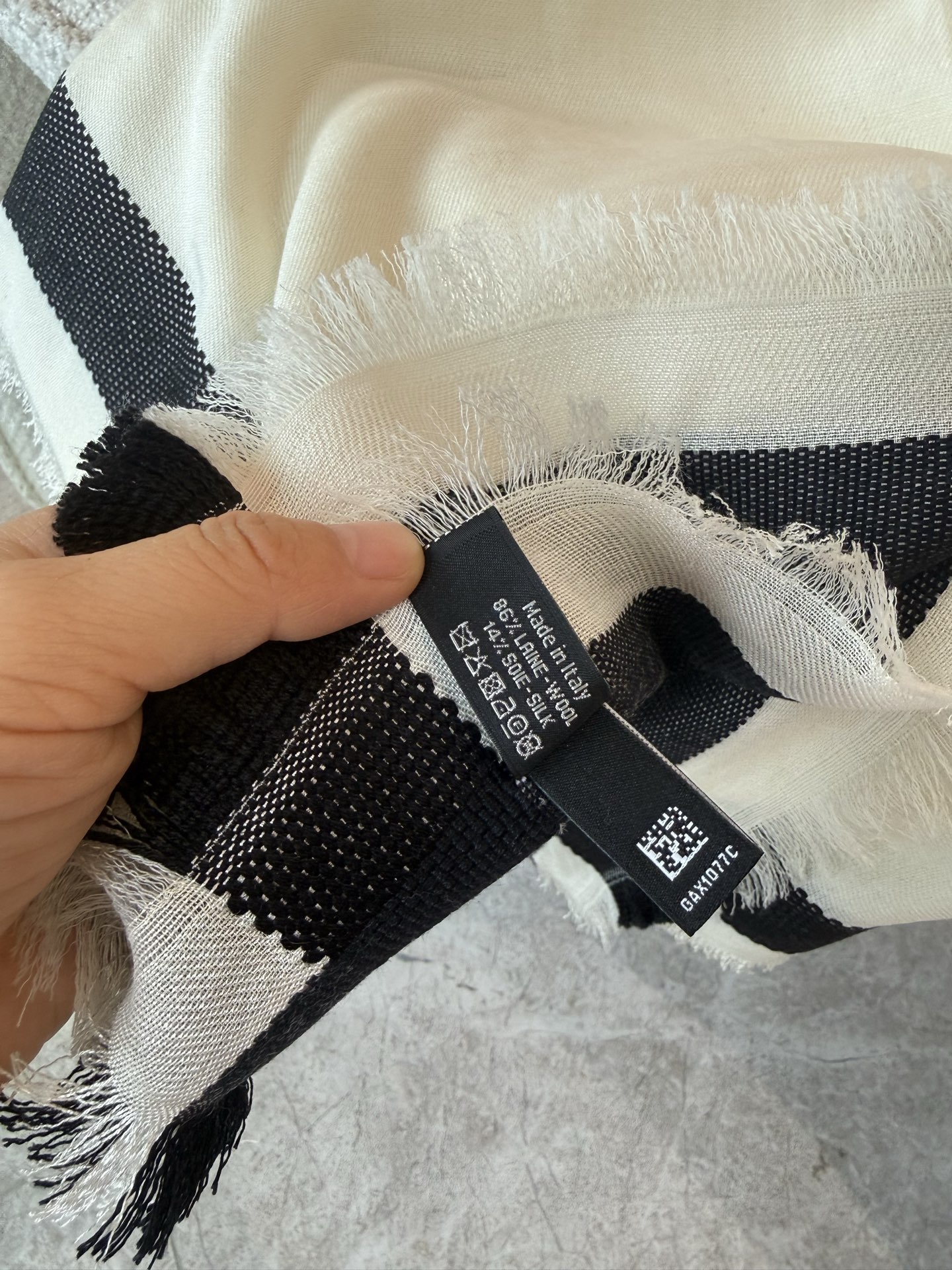 chanel26S 新款黑色，真丝羊绒披肩 往身上随便一搭 复古简约  精选丝羊绒奢柔面料，黑白交织，经典百搭，薄厚适中