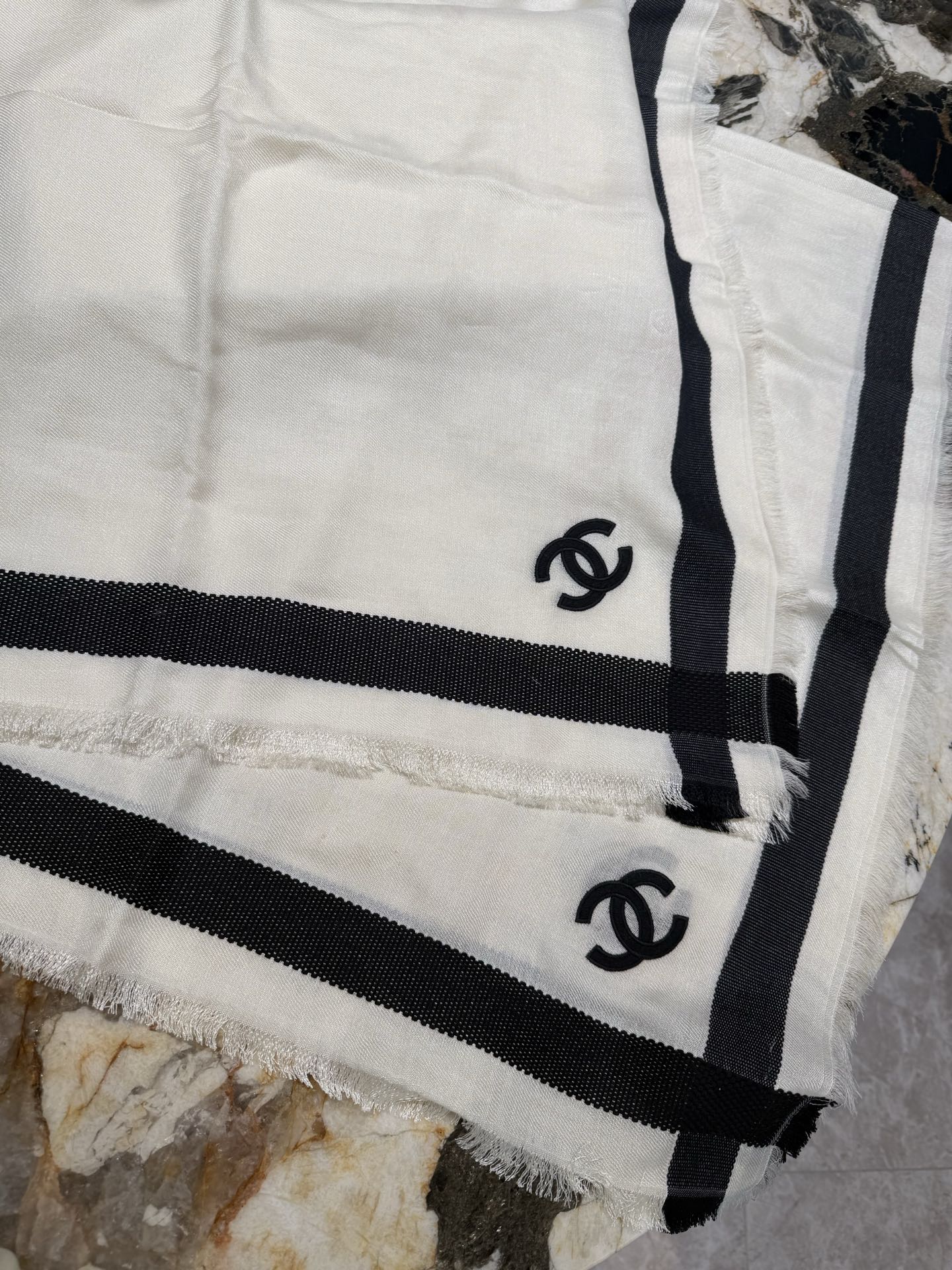 chanel26S 新款黑色，真丝羊绒披肩 往身上随便一搭 复古简约  精选丝羊绒奢柔面料，黑白交织，经典百搭，薄厚适中