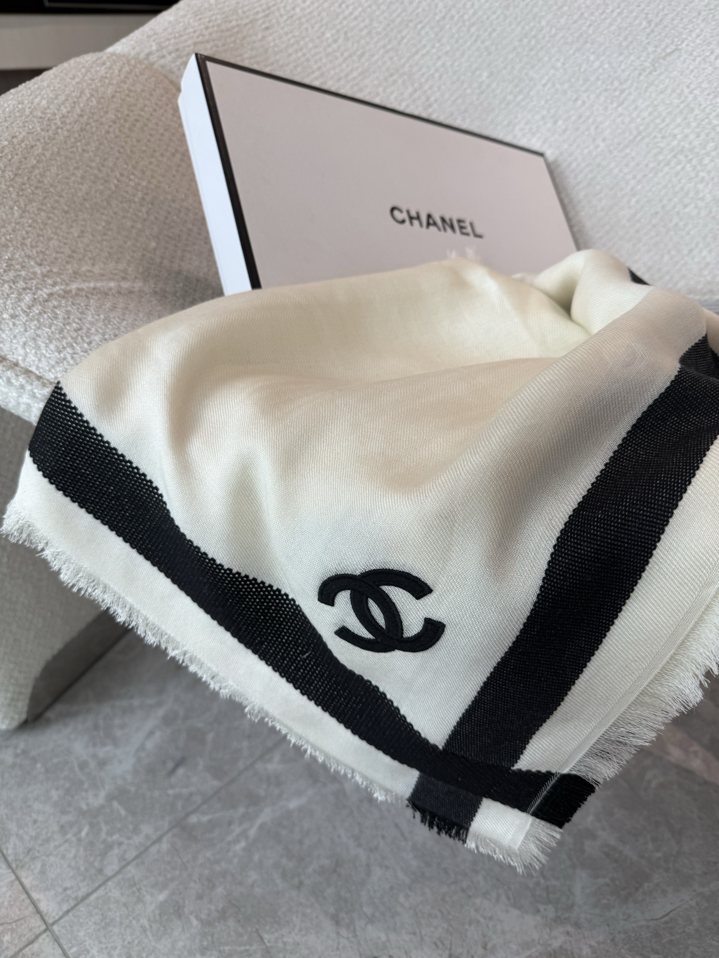chanel26S 新款黑色，真丝羊绒披肩 往身上随便一搭 复古简约  精选丝羊绒奢柔面料，黑白交织，经典百搭，薄厚适中