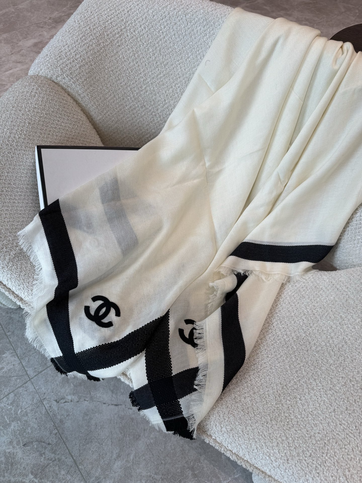 chanel26S 新款黑色，真丝羊绒披肩 往身上随便一搭 复古简约  精选丝羊绒奢柔面料，黑白交织，经典百搭，薄厚适中