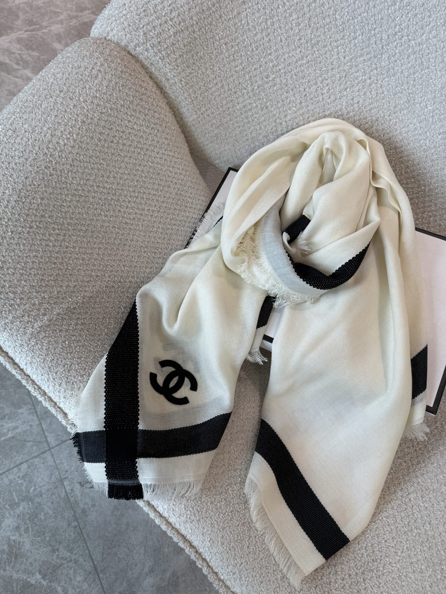 chanel26S 新款黑色，真丝羊绒披肩 往身上随便一搭 复古简约  精选丝羊绒奢柔面料，黑白交织，经典百搭，薄厚适中