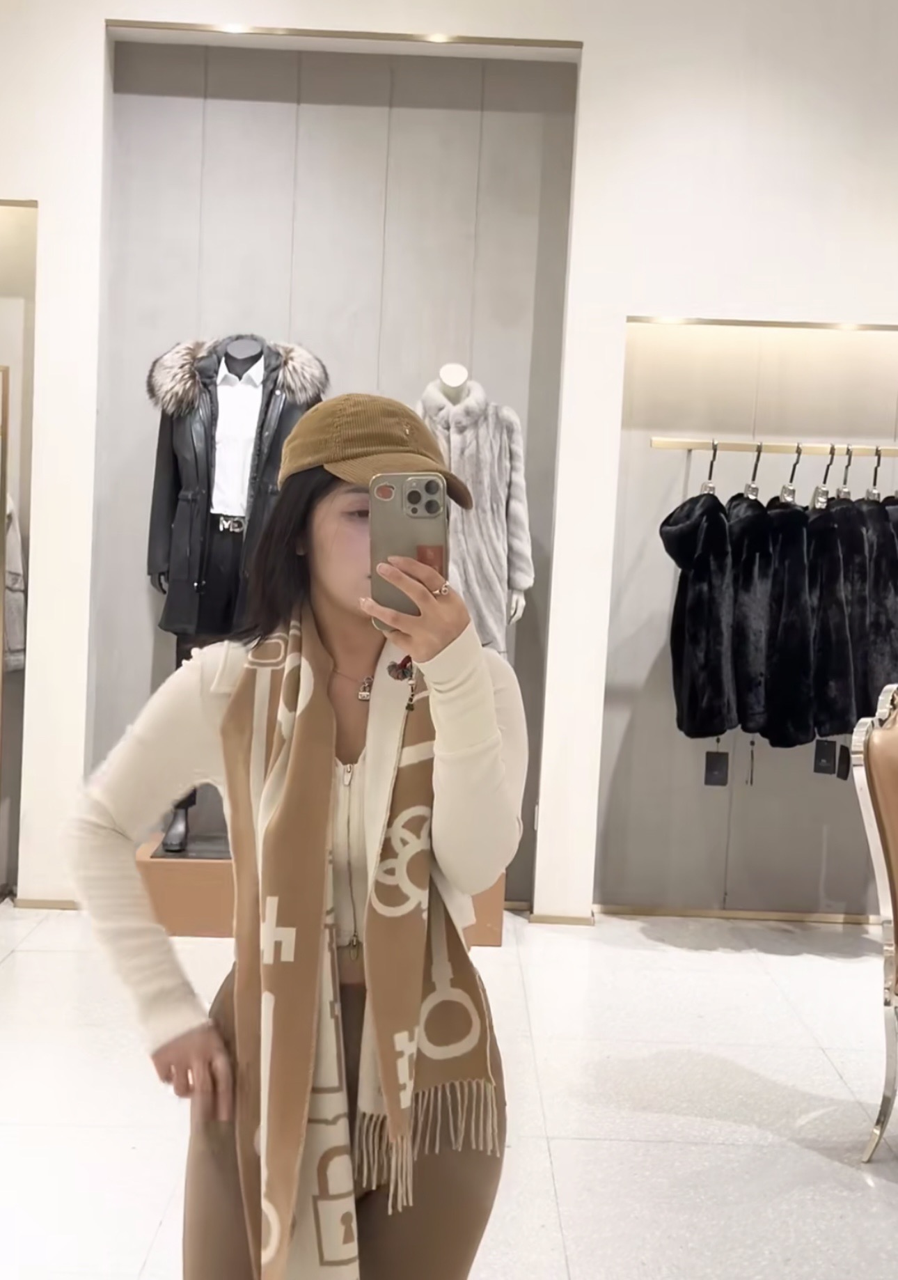 爱马仕钥匙男女款围巾且买且珍惜😍~都是出口订单所以比较难遇❤️东西讲究少而精😍好看的一定要收😎这款H家女士围巾，款式很有