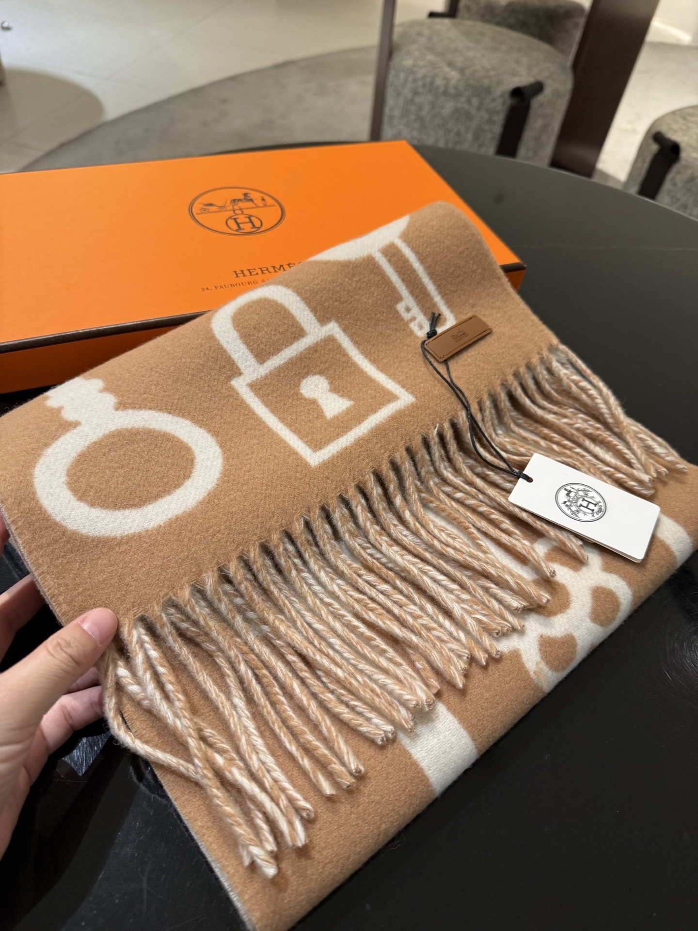 爱马仕钥匙男女款围巾且买且珍惜😍~都是出口订单所以比较难遇❤️东西讲究少而精😍好看的一定要收😎这款H家女士围巾，款式很有