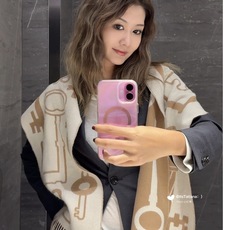 爱马仕钥匙男女款围巾且买且珍惜😍~都是出口订单所以比较难遇❤️东西讲究少而精😍好看的一定要收😎这款H家女士围巾,款式很有 爱马仕钥匙男女款围巾且买且珍惜😍~都是出口订单所以比较难遇❤️东西讲究少而精😍好看的一定要收😎这款H家女士围巾,款式很有