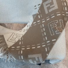 PFendi老花双面羊绒围巾,柔软细腻的双面风格,FF经典提花柔软的羊毛和羊绒材质。来自Stefano Pilati合作 PFendi老花双面羊绒围巾,柔软细腻的双面风格,FF经典提花柔软的羊毛和羊绒材质。来自Stefano Pilati合作