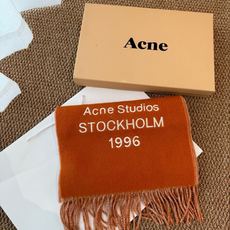 P🆕acne。最新款 【难得一见的温柔配色,低调又不失优雅❗】重点推荐❗双面配色,一条围巾两种风格搭配,高级舒适时髦气质 P🆕acne。最新款 【难得一见的温柔配色,低调又不失优雅❗】重点推荐❗双面配色,一条围巾两种风格搭配,高级舒适时髦气质
