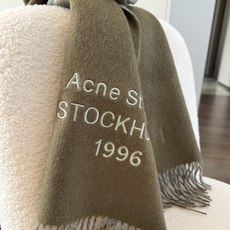 P🆕acne。最新款 【难得一见的温柔配色,低调又不失优雅❗】重点推荐❗双面配色,一条围巾两种风格搭配,高级舒适时髦气质 P🆕acne。最新款 【难得一见的温柔配色,低调又不失优雅❗】重点推荐❗双面配色,一条围巾两种风格搭配,高级舒适时髦气质