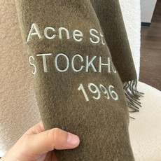 P🆕acne。最新款 【难得一见的温柔配色,低调又不失优雅❗】重点推荐❗双面配色,一条围巾两种风格搭配,高级舒适时髦气质 P🆕acne。最新款 【难得一见的温柔配色,低调又不失优雅❗】重点推荐❗双面配色,一条围巾两种风格搭配,高级舒适时髦气质