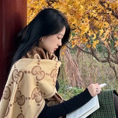 PGucci精纺提花双面羊毛!官网同步发售!非常实用推荐款,限量的配色,男女围都特别好看!!三个色。经典GG图案是品牌在 PGucci精纺提花双面羊毛!官网同步发售!非常实用推荐款,限量的配色,男女围都特别好看!!三个色。经典GG图案是品牌在