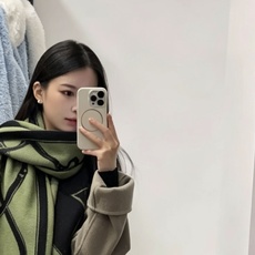 爱马仕钥匙男女款围巾且买且珍惜😍~都是出口订单所以比较难遇❤️东西讲究少而精😍好看的一定要收😎这款H家女士围巾,款式很有 爱马仕钥匙男女款围巾且买且珍惜😍~都是出口订单所以比较难遇❤️东西讲究少而精😍好看的一定要收😎这款H家女士围巾,款式很有
