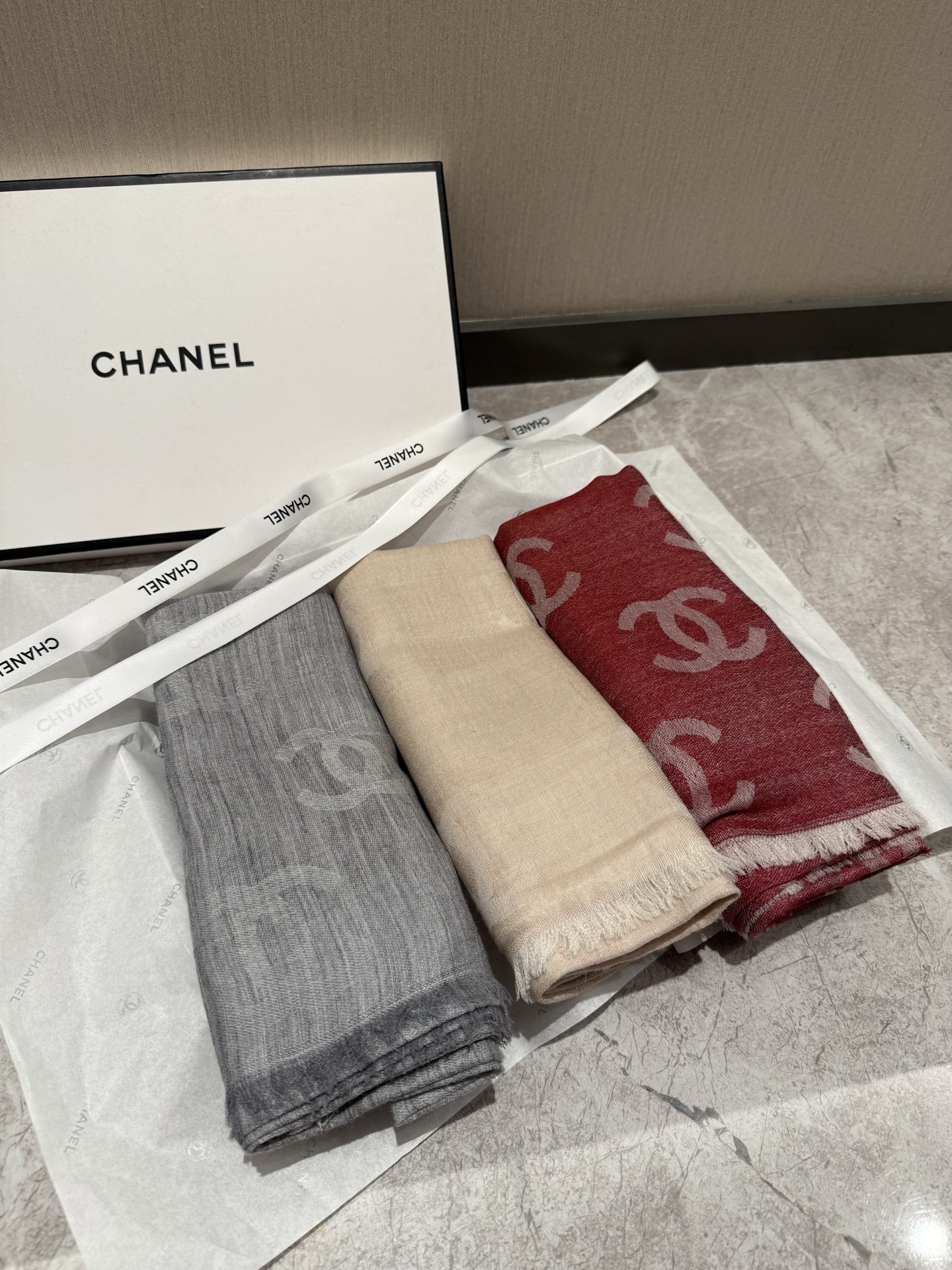 这款当之无愧的新款爆款，香奈儿打造极致奢华的大牌风，纯色配以两大创造师的经典logo，低调中彰显着奢华，更是给人一种心动