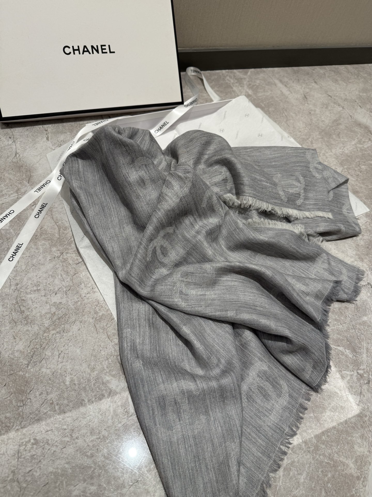 这款当之无愧的新款爆款，香奈儿打造极致奢华的大牌风，纯色配以两大创造师的经典logo，低调中彰显着奢华，更是给人一种心动