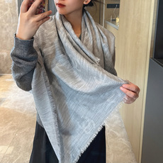 这款当之无愧的新款爆款,香奈儿打造极致奢华的大牌风,纯色配以两大创造师的经典logo,低调中彰显着奢华,更是给人一种心动 这款当之无愧的新款爆款,香奈儿打造极致奢华的大牌风,纯色配以两大创造师的经典logo,低调中彰显着奢华,更是给人一种心动