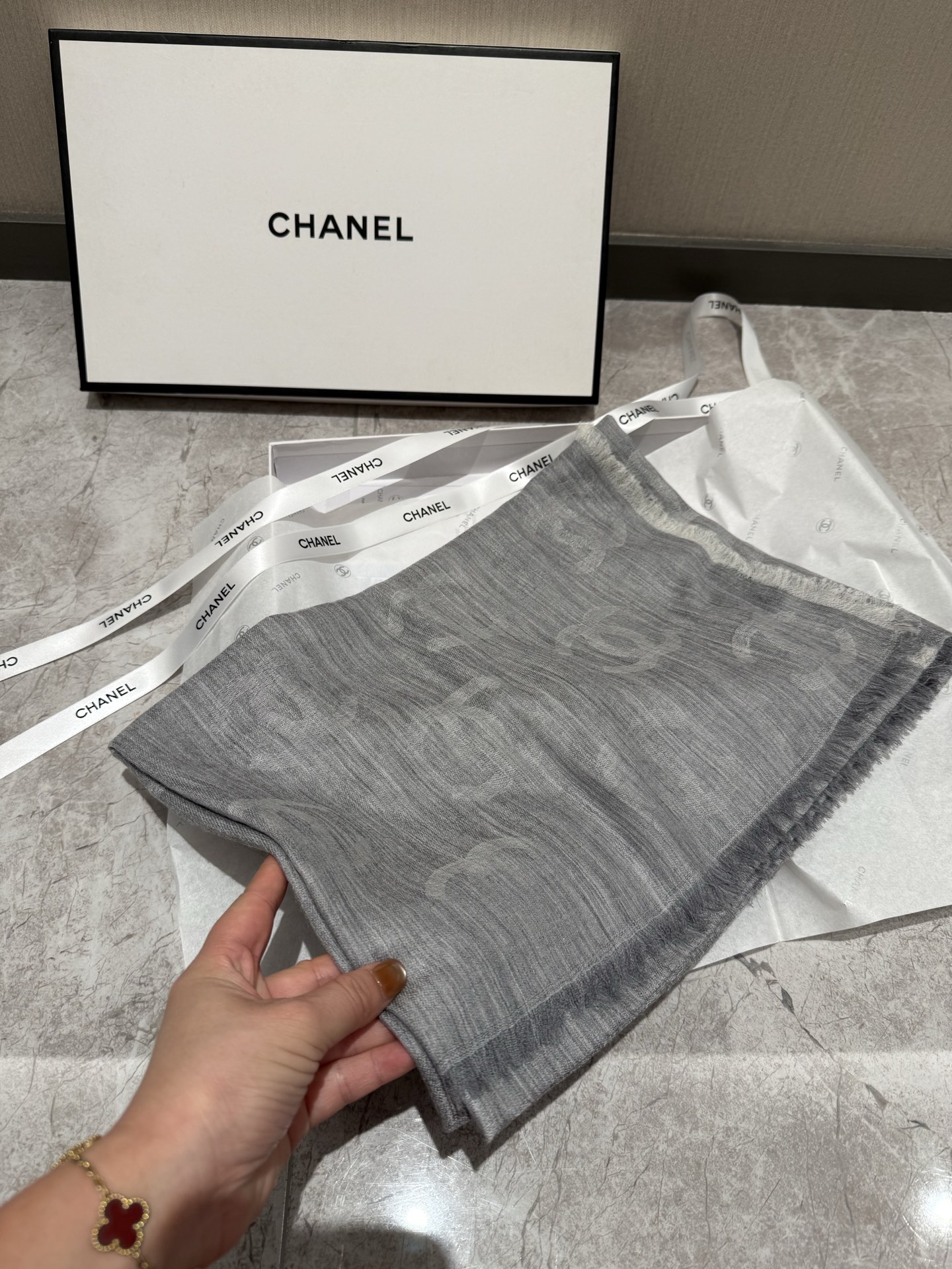 这款当之无愧的新款爆款，香奈儿打造极致奢华的大牌风，纯色配以两大创造师的经典logo，低调中彰显着奢华，更是给人一种心动