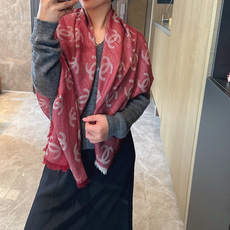 这款当之无愧的新款爆款,香奈儿打造极致奢华的大牌风,纯色配以两大创造师的经典logo,低调中彰显着奢华,更是给人一种心动 这款当之无愧的新款爆款,香奈儿打造极致奢华的大牌风,纯色配以两大创造师的经典logo,低调中彰显着奢华,更是给人一种心动