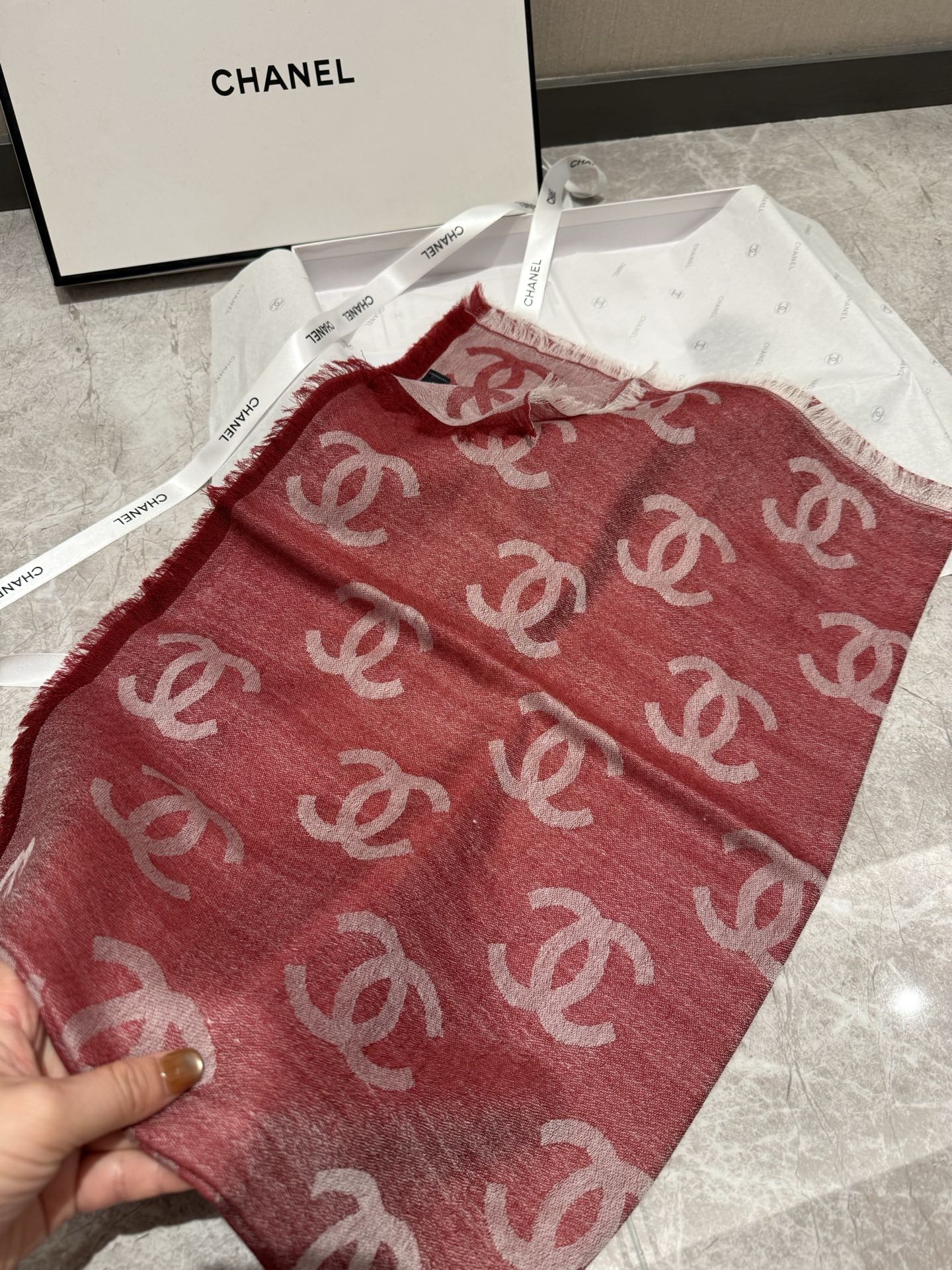 这款当之无愧的新款爆款，香奈儿打造极致奢华的大牌风，纯色配以两大创造师的经典logo，低调中彰显着奢华，更是给人一种心动
