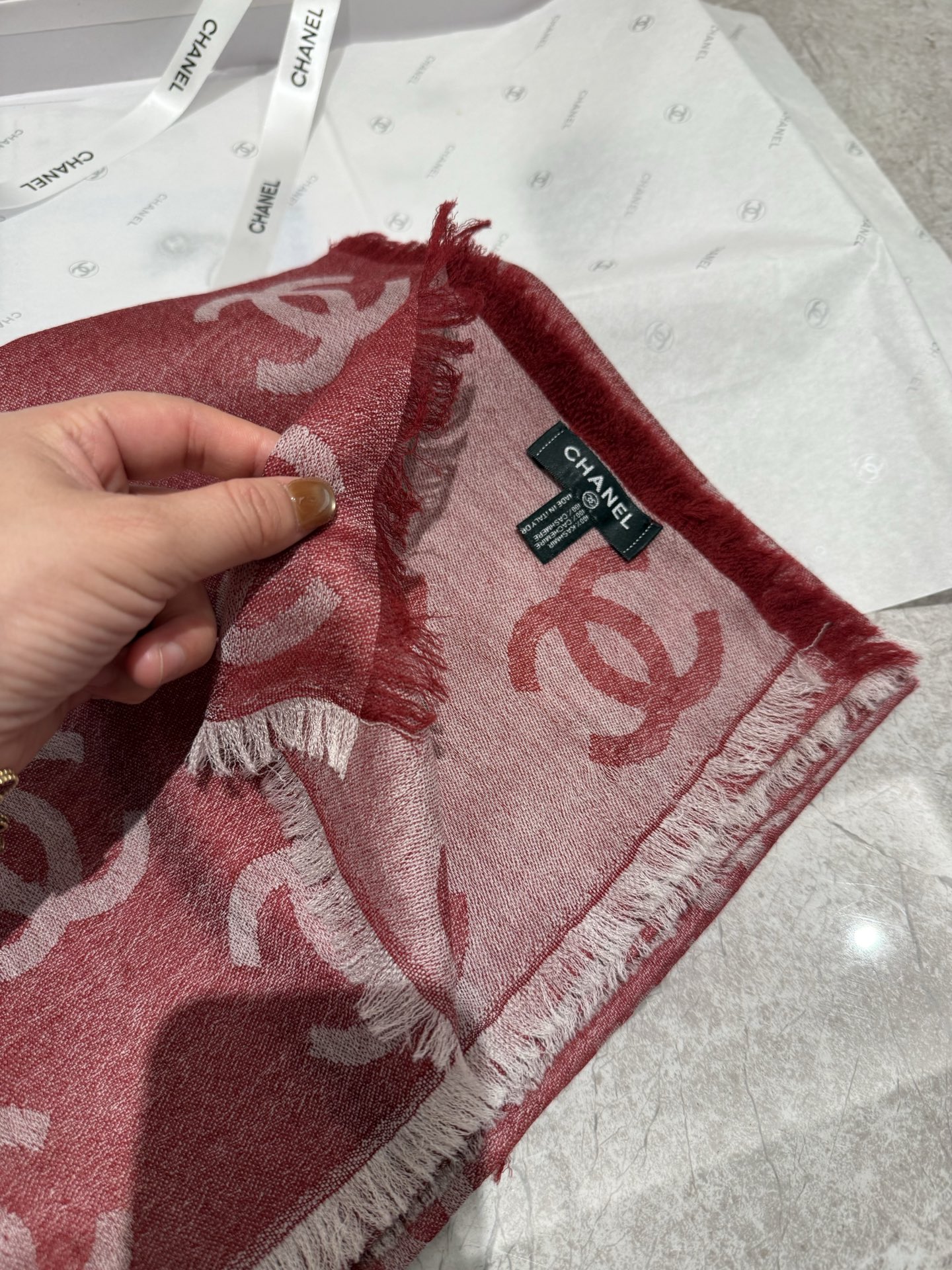 这款当之无愧的新款爆款，香奈儿打造极致奢华的大牌风，纯色配以两大创造师的经典logo，低调中彰显着奢华，更是给人一种心动