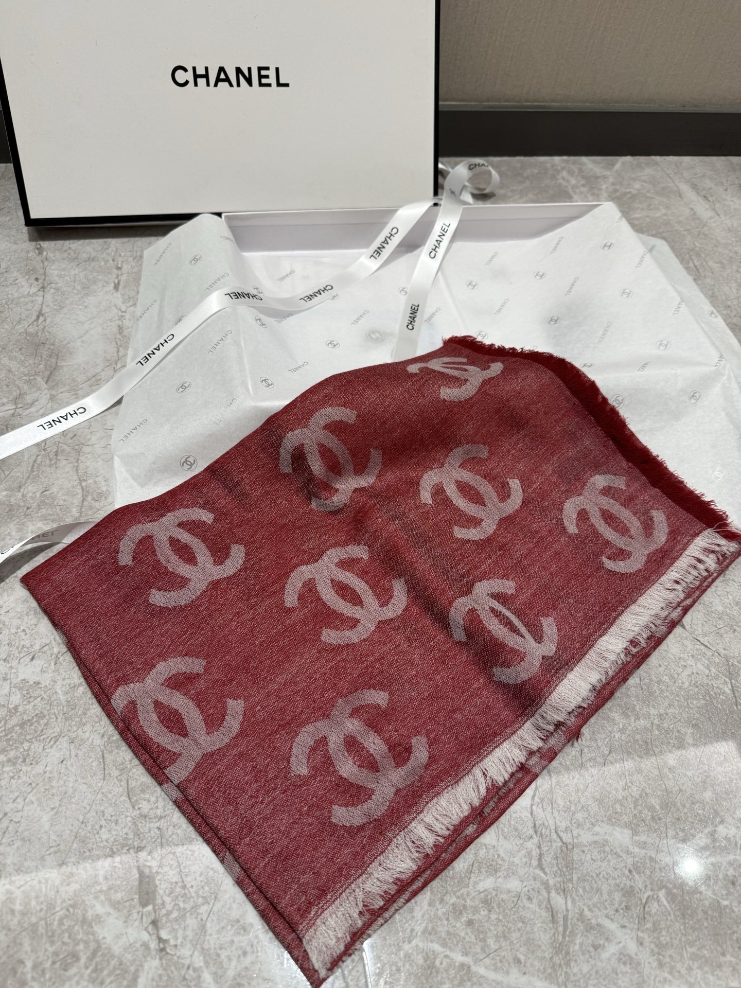 这款当之无愧的新款爆款，香奈儿打造极致奢华的大牌风，纯色配以两大创造师的经典logo，低调中彰显着奢华，更是给人一种心动